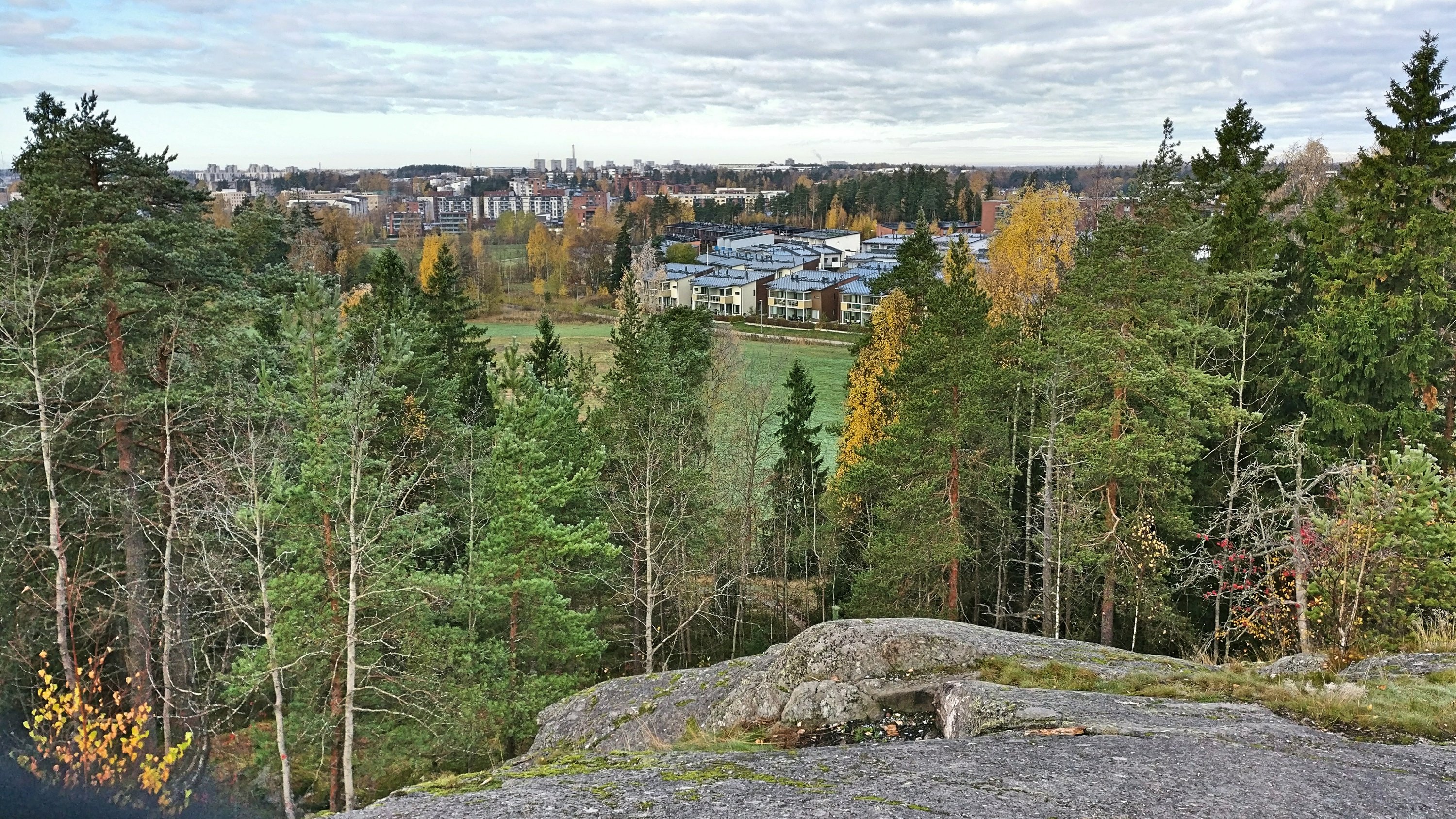 Hallainvuoren monelta maisemapaikalta avautuu kaunis näkymä kohti kaupunkia Hallainvuoren monelta maisemapaikalta avautuu kaunis näkymä kohti kaupunkia